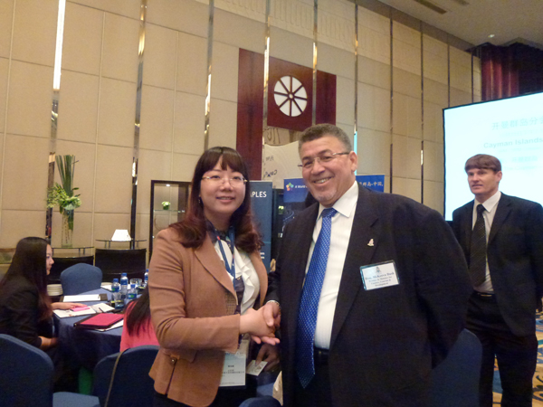 港豐集團(tuán)創(chuàng)辦人 魏曉嶸Wendy Wei與開曼總統(tǒng)親切握手