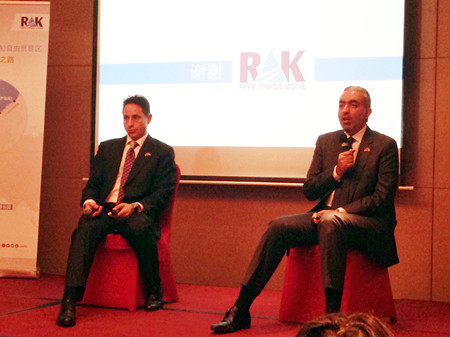 拉斯海馬自貿(mào)區(qū)主席艾哈邁德親王與署理CEO拉米?加拉德介紹拉斯海馬自貿(mào)區(qū)投資環(huán)境及投資優(yōu)勢(shì)