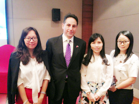 （左起）港豐集團(tuán)CEO魏曉嶸與自貿(mào)區(qū)署理CEO拉米?加拉德、港豐集團(tuán)副總?cè)~惠霞、港豐集團(tuán)業(yè)務(wù)總監(jiān)李瑞琪現(xiàn)場(chǎng)洽談