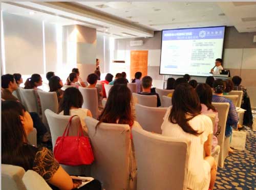 港豐高級(jí)講師景浪先生正給客戶(hù)分析離岸經(jīng)營(yíng)的案例和實(shí)操