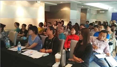 客戶(hù)認(rèn)真聆聽(tīng)并做筆記